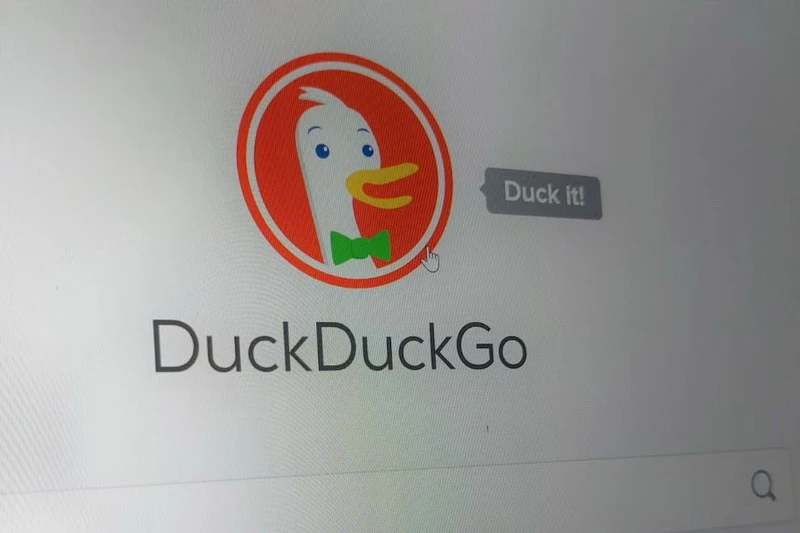 DuckDuckGo bị chặn do người dùng thường xuyên khiếu nại về tình trạng xuất hiện tràn lan các nội dung cờ bạc, khiêu dâm trực tuyến trong kết quả tìm kiếm của công cụ này. (Nguồn: Independent)