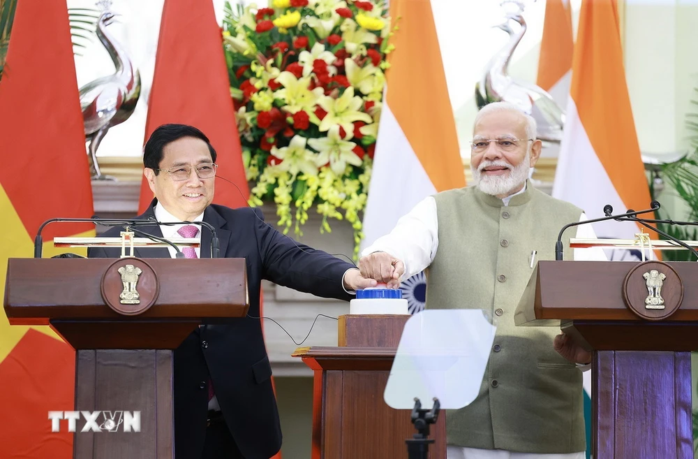 Thủ tướng Phạm Minh Chính và Thủ tướng Narendra Modi cùng ấn nút khai trương Công viên phần mềm quân đội tại Nha Trang. (Ảnh: Dương Giang/TTXVN)