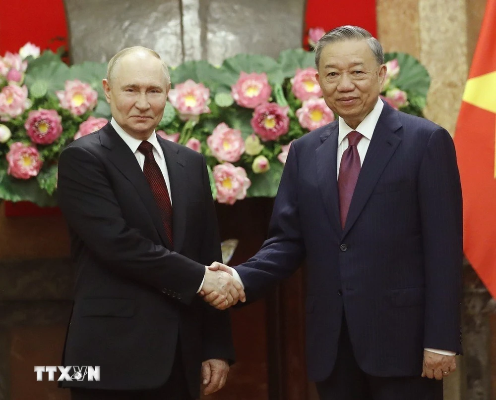 Chủ tịch nước Tô Lâm và Tổng thống Liên bang Nga Vladimir Putin chụp ảnh chung nhân chuyến thăm cấp Nhà nước của Tổng thống Putin đến Việt Nam vào tháng 6/2024. (Ảnh: Nhan Sáng/TTXVN)