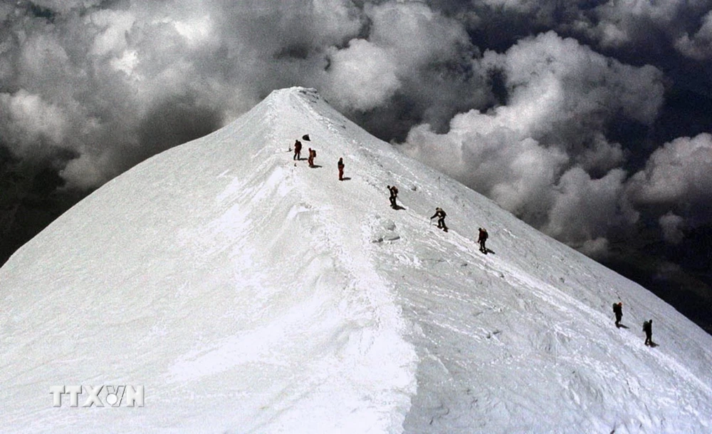 Toàn cảnh ngọn núi Mont-Blanc trên dãy Alps tại Pháp. (Ảnh: AFP/TTXVN)