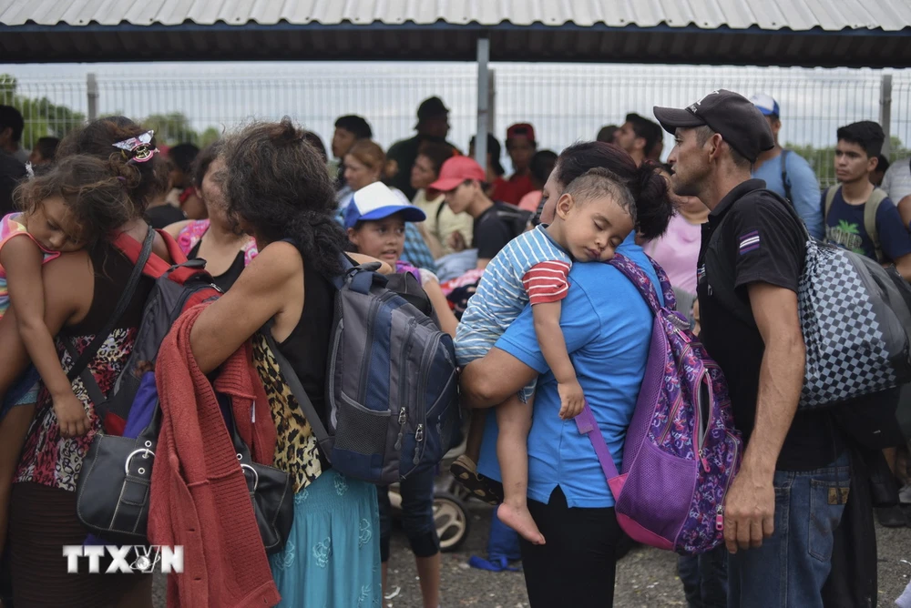 Trẻ em Honduras tại khu vực Ciudad Tecun Uman ở Guatemala, giáp giới Mexico, trong hành trình tới Mỹ. (Ảnh: AFP/TTXVN)