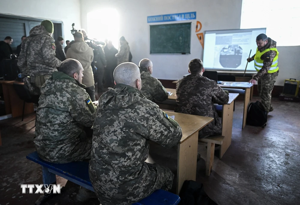 Binh sỹ Ukraine tham gia buổi huấn luyện lý thuyết ở ngoại ô Kiev. (Ảnh: AFP/TTXVN)