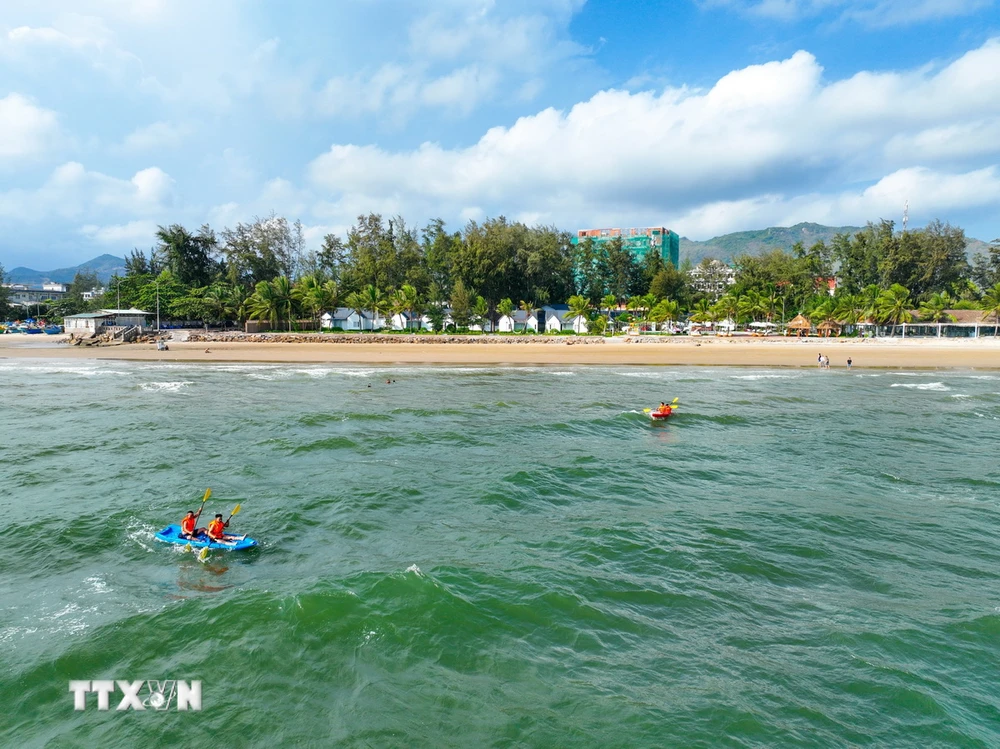 Khách du lịch trải nghiệm dịch vụ biển tại các khu du lịch ven biển thuộc thị trấn Long Hải, huyện Long Điền, tỉnh Bà Rịa-Vũng Tàu. (Ảnh: Huỳnh Sơn/TTXVN)