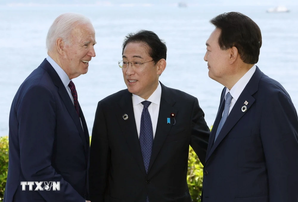 Tổng thống Mỹ Joe Biden, Thủ tướng Nhật Bản Fumio Kishida và Tổng thống Hàn Quốc Yoon Suk Yeol tại cuộc gặp bên lề Hội nghị thượng đỉnh G7 ở Hiroshima, Nhật Bản ngày 21/5/2023. (Ảnh: Kyodo/TTXVN)