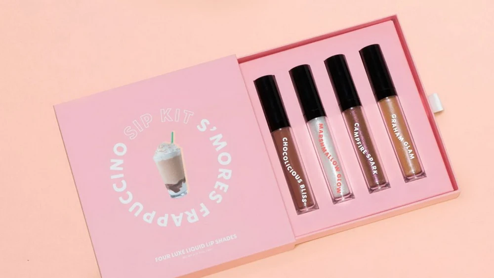 Bộ sản phẩm "S'mores Frappuccino Sip Kit" của Starbucks. (Nguồn: Allure)