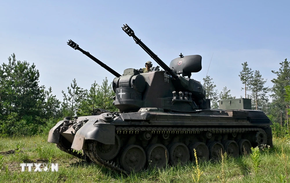 Binh sỹ Ukraine tham gia huấn luyện trên pháo phòng không tự hành Flakpanzer Gepard do Đức sản xuất tại Kiev, ngày 26/7/2023. (Ảnh: AFP/TTXVN)