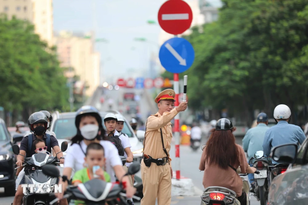 Lực lượng Cảnh sát giao thông sẽ mở đợt cao điểm tăng cường kiểm tra, xử lý các hành vi vi phạm trật tự an toàn giao thông, nhất là các vi phạm về nồng độ cồn, ma túy, quá tốc độ, quá khổ, quá tải. (Ảnh: Thanh Tùng/TTXVN)