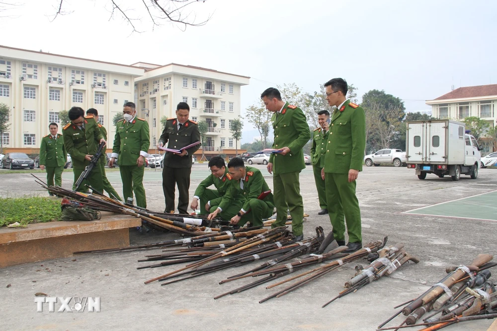 Ngày 12/3/2024, Công an tỉnh Lào Cai đã tiếp nhận 414 khẩu súng săn, đao kiếm, và công cụ hỗ trợ các loại từ công an các huyện, thị xã, thành phố bàn giao từ các chiến dịch tuyên truyền, vận động nhân dân thu hồi vũ khí, vật liệu nổ, công cụ hỗ trợ và pháo. (Ảnh: TTXVN phát)