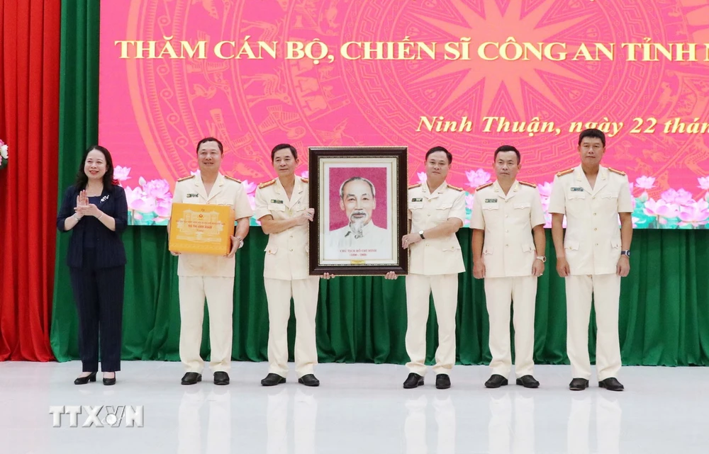 Phó Chủ tịch nước Võ Thị Ánh Xuân tặng quà và bức ảnh của Bác Hồ cho Ban Giám đốc Công an tỉnh Ninh Thuận. (Ảnh: Công Thử/TTXVN)