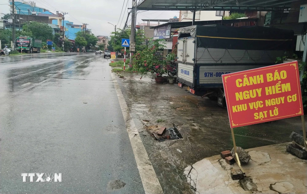 Một tấm biển cảnh báo sạt lở tại Bắc Kạn. (Ảnh: Nguyễn Công Hải/TTXVN)