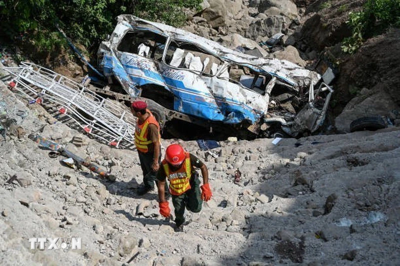 Hiện trường xe buýt rơi xuống hẻm núi gần Kahuta, tỉnh Punjab, Pakistan ngày 25/8/2024. (Ảnh: Getty Images/TTXVN)