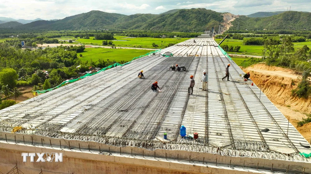 Thi công cầu Kỳ Lộ trên tuyến cao tốc Quy Nhơn-Chí Thạnh, đoạn qua xã An Định, huyện Tuy An, tỉnh Phú Yên. (Ảnh: Vũ Sinh/TTXVN)