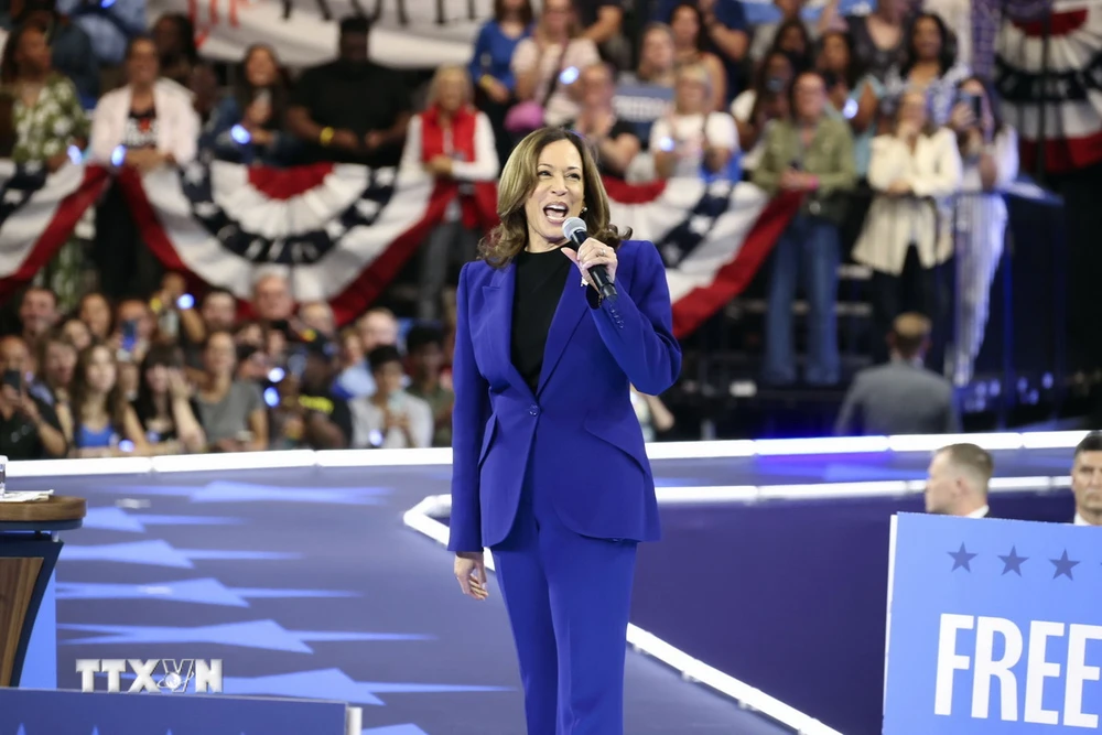 Ứng cử viên Tổng thống Mỹ của đảng Dân chủ, Phó Tổng thống Kamala Harris phát biểu tại chiến dịch vận động tranh cử ở Milwaukee, Wisconsin, ngày 20/8/2024. (Ảnh: Kyodo/TTXVN)