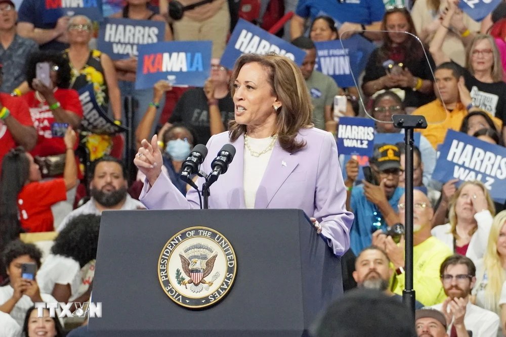 Ứng cử viên Tổng thống Mỹ của đảng Dân chủ, Phó Tổng thống Kamala Harris phát biểu tại chiến dịch vận động tranh cử ở Las Vegas, Nevada. (Ảnh: Kyodo/TTXVN)