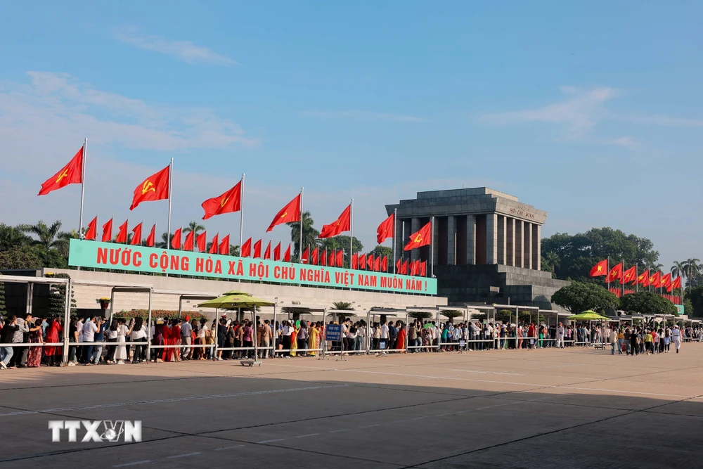 Hàng vạn đồng bào và bạn bè quốc tế vào Lăng viếng Chủ tịch Hồ Chí Minh sáng 2/9. (Ảnh: Hoàng Hiếu/TTXVN)