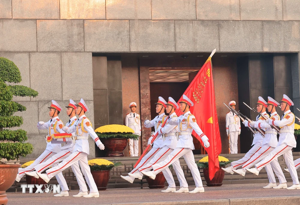 Đội tiêu binh danh dự duyệt đội ngũ qua trước Lăng Chủ tịch Hồ Chí Minh. (Ảnh: Hoàng Hiếu/TTXVN)