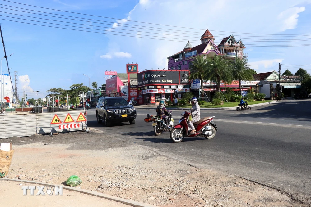 Dự án đầu tư xây dựng nút giao thông đường 2-9 và đường Nguyễn Tất Thành ở thị xã Hương Thủy (Thừa Thiên-Huế) phải tạm dừng thi công đoạn đấu nối vào Quốc lộ 1A do không đáp ứng Thông tư 39/2021/TT-BGTVT. (Ảnh: Đỗ Trưởng/TTXVN)