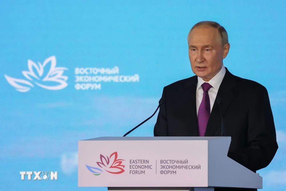 Tổng thống Nga Vladimir Putin phát biểu tại phiên toàn thể Diễn đàn Kinh tế Phương Đông lần thứ IX (EEF 2024). (Ảnh: TTXVN phát)