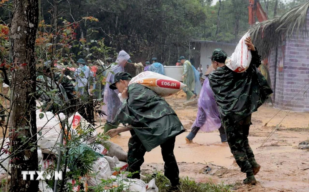 Lực lượng quân đội đang gia cố kè suối tại thành phố Yên bái. (Ảnh: TTXVN phát)