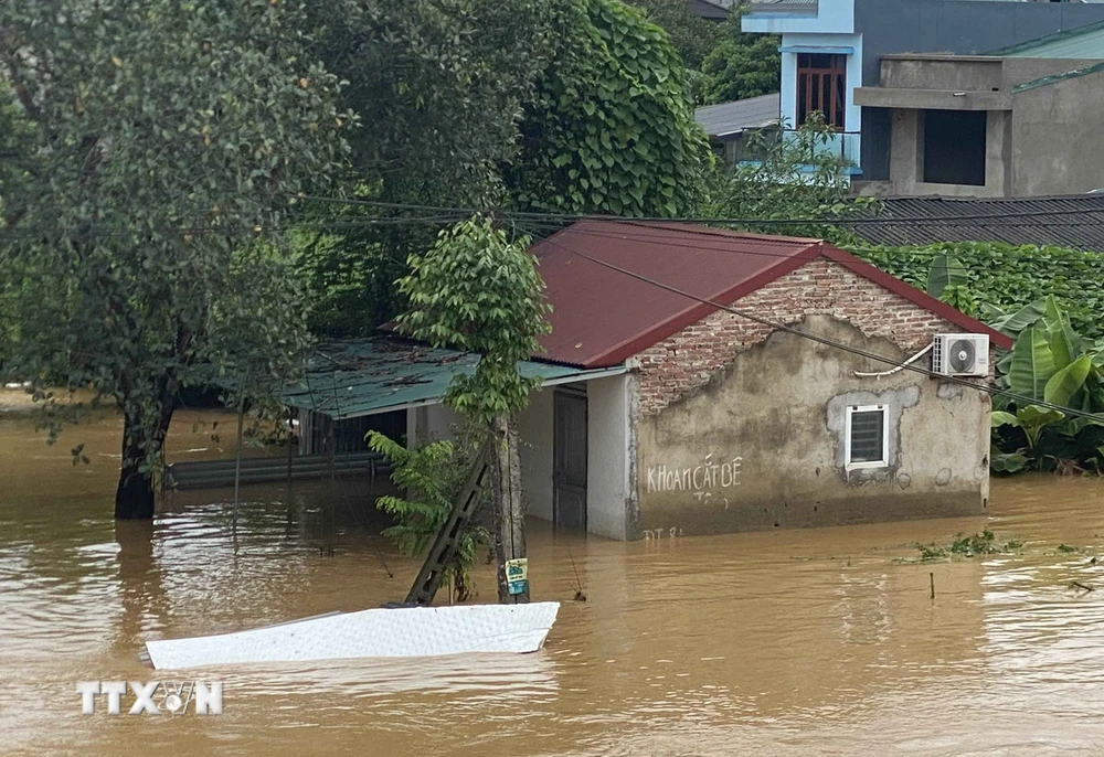 Nhiều ngôi nhà gần bờ sông ở khu vực thành phố Cao Bằng bị ngập sâu trong nước. (Ảnh: Quốc Đạt/TTXVN) 