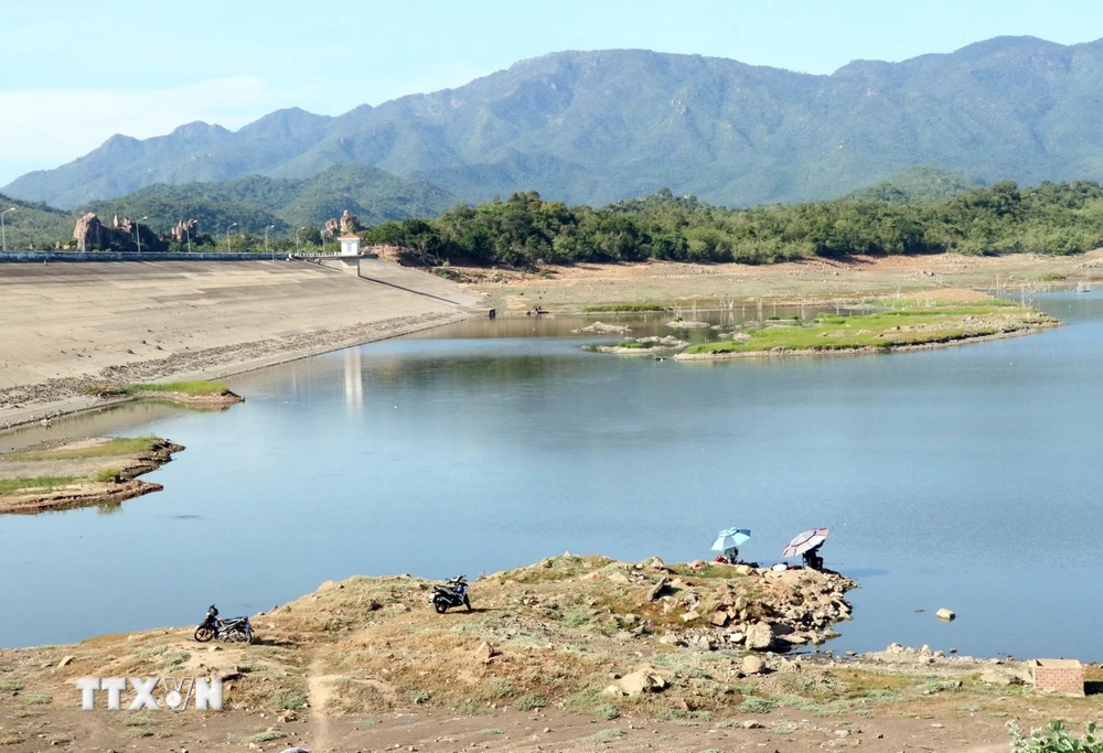 Lòng hồ Lanh Ra (ở xã Phước Vinh, huyện Ninh Phước) còn những vũng nước để người dân ngồi câu cá. (Ảnh: Công Thử/TTXVN)