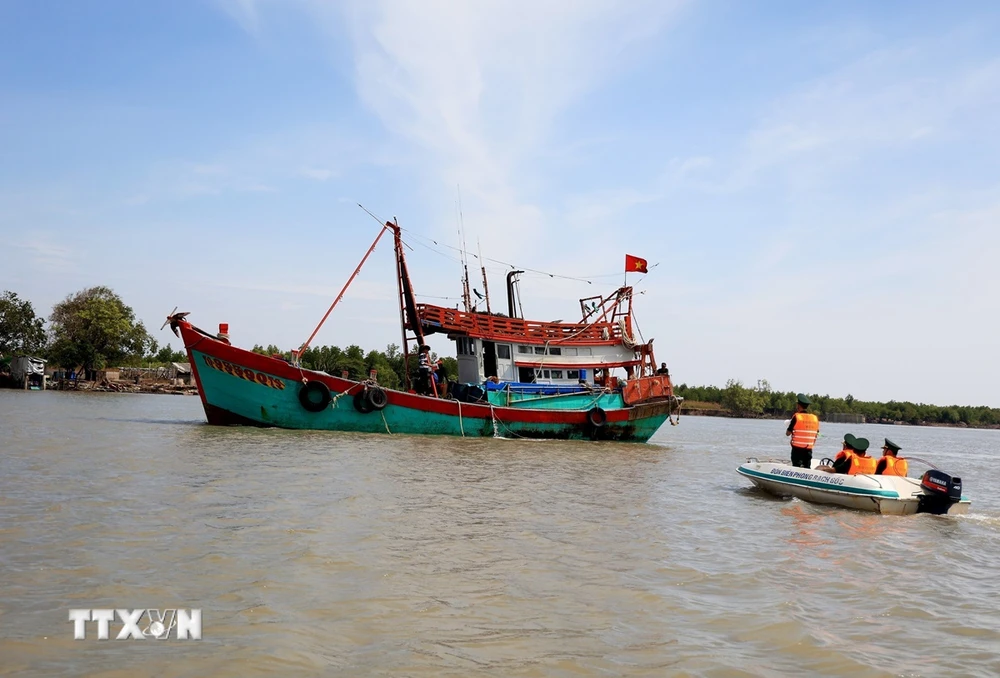 Lực lượng chức năng tuần tra, kiểm soát tàu cá trên vùng biển huyện Ngọc Hiển, tỉnh Cà Mau. (Ảnh: Hồng Đạt/TTXVN)