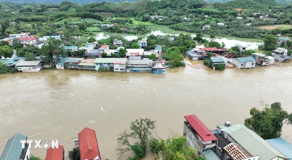 Đến 7 giờ sáng ngày 11/9/2024, lưu lượng nước đổ về hồ Thác Bà giảm xuống mức 3.180 m3/s, giảm hơn 1000m3/s so với chiều hôm qua. (Ảnh: TTXVN phát)