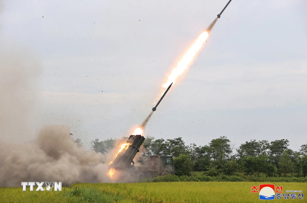 Triều Tiên thử nghiệm hệ thống phóng rocket đa nòng (MRLS) 240 mm nâng cấp dưới sự giám sát của nhà lãnh đạo Kim Jong Un, ngày 27/8/2024. (Ảnh: Yonhap/TTXVN)