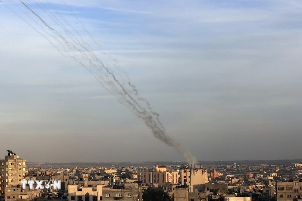 Rocket được phóng về phía lãnh thổ Israel. (Ảnh: AFP/TTXVN)