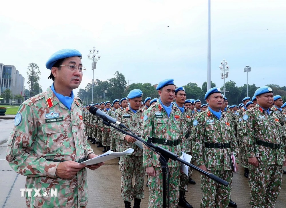 Thiếu tướng Phạm Mạnh Thắng, Cục trưởng Cục Gìn giữ hòa bình Việt Nam, phát động thi đua. (Ảnh: Trọng Đức/TTXVN)