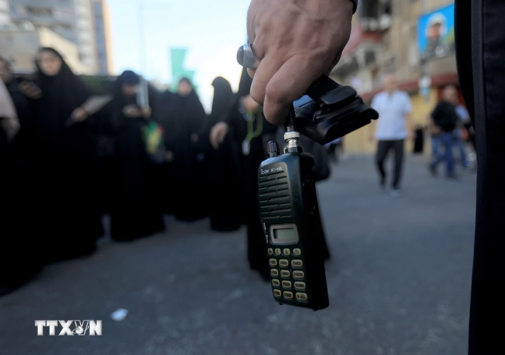 Bộ đàm được sử dụng bởi thành viên lực lượng Hezbollah tại Beirut, Liban ngày 18/9/2024. (Ảnh: THX/TTXVN)