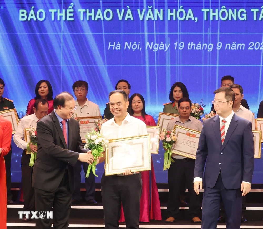 Báo Thể thao và Văn hóa, Thông tấn xã Việt Nam nhận tặng thưởng Tập thể có thành tích tuyên truyền về công tác lý luận, phê bình văn học nghệ thuật. (Ảnh: Phương Hoa/TTXVN)