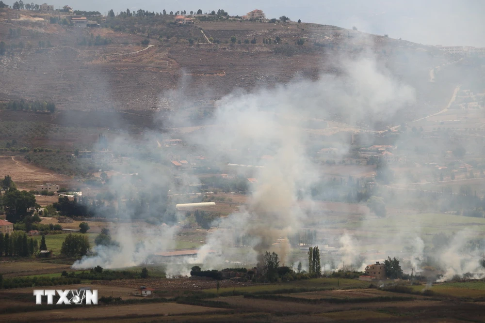 Khói bốc lên sau các cuộc không kích của Israel xuống Bint Jbeil, Liban ngày 23/9/2024. (Ảnh: THX/TTXVN)