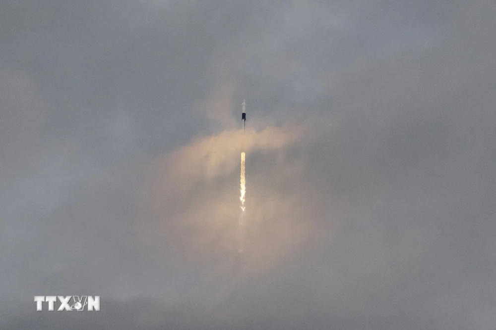 Tên lửa đẩy Falcon 9 của SpaceX mang theo tàu vũ trụ Dragon chở phi hành đoàn tham gia sứ mệnh Axiom Mission 3 rời bệ phóng tại Trung tâm Vũ trụ Kennedy ở Cape Canaveral, Florida, Mỹ, ngày 18/1/2024. (Ảnh: AFP/TTXVN)