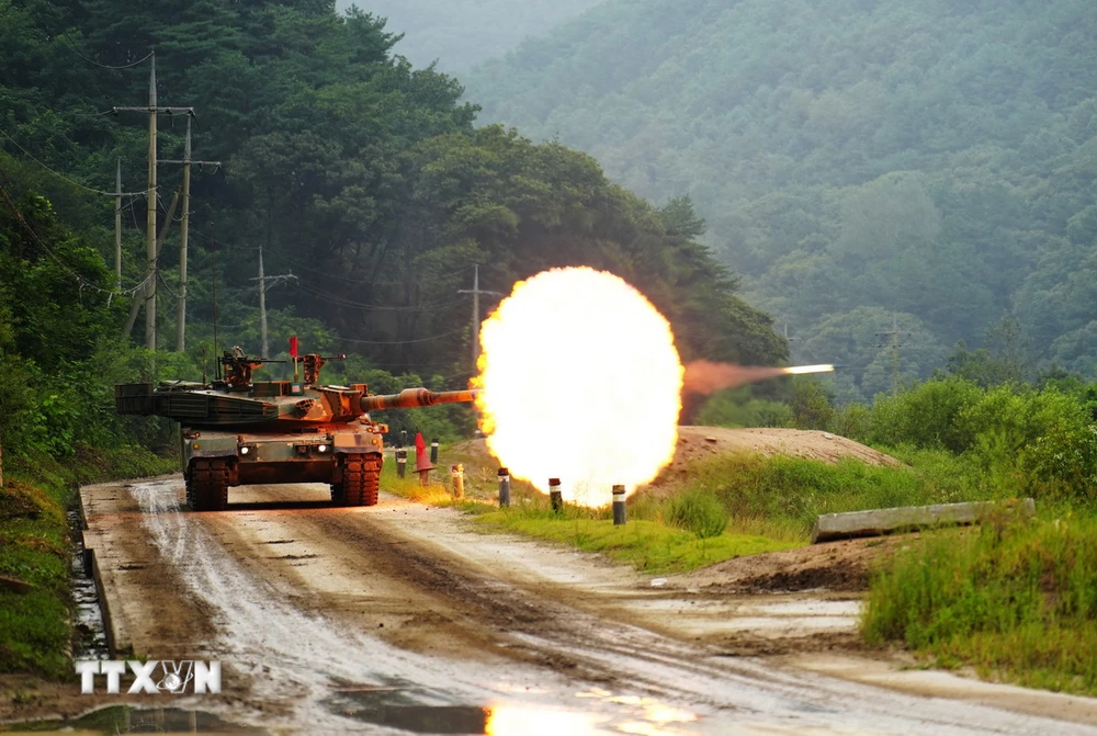 Quân đội Hàn Quốc tiến hành cuộc tập trận bắn đạn thật ở Cheorwon. (Ảnh: AFP/TTXVN)