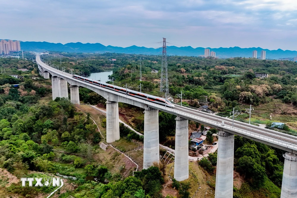 Trung Quốc hiện có mạng lưới đường sắt cao tốc dài nhất thế giới. (Ảnh: TTXVN phát)