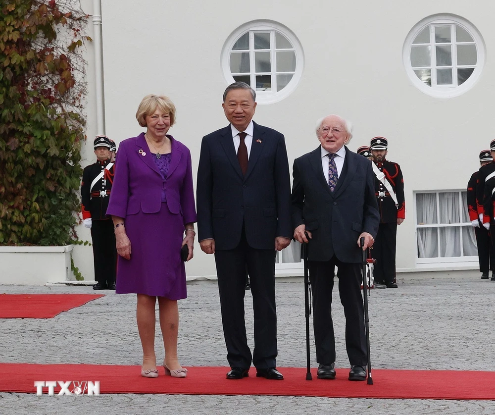 Tổng thống Ireland Michael D. Higgins và Phu nhân đón Tổng Bí thư, Chủ tịch nước Tô Lâm. (Ảnh: Trí Dũng/TTXVN)