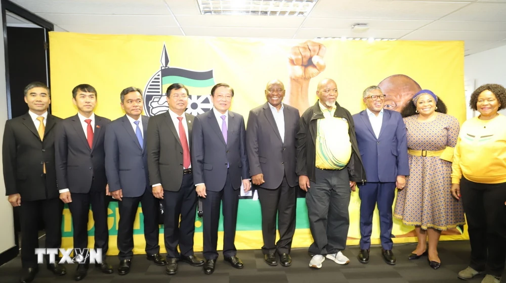 Chủ tịch đảng ANC, Tổng thống Nam Phi Cyril Ramaphosa cùng Đoàn Đại biểu Đảng Cộng sản Việt Nam tại trụ sở đảng. (Ảnh: Hồng Minh/TTXVN)