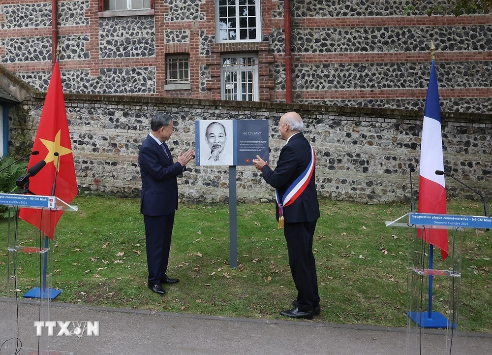 Tổng Bí thư, Chủ tịch nước Tô Lâm và Thị trưởng thành phố Saint Adresse Hubert Dejean De La Batie kéo băng khai trương Biển đồng. (Ảnh: Trí Dũng/TTXVN)