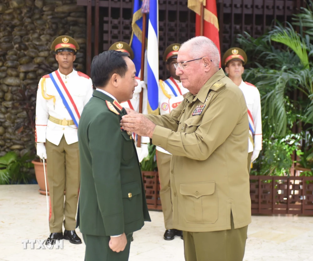 Thượng tướng Álvaro López Miera trao Huân chương Playa Girón của Chủ tịch Hội đồng Nhà nước Cộng hòa Cuba cho Thượng tướng Trịnh Văn Quyết. (Ảnh: Việt Hùng/TTXVN)