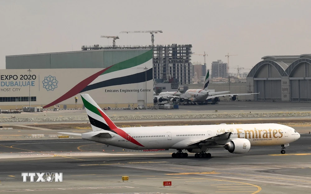 Máy bay của hãng hàng không Emirates tại sân bay quốc tế Dubai, UAE. (Ảnh: AFP/TTXVN)