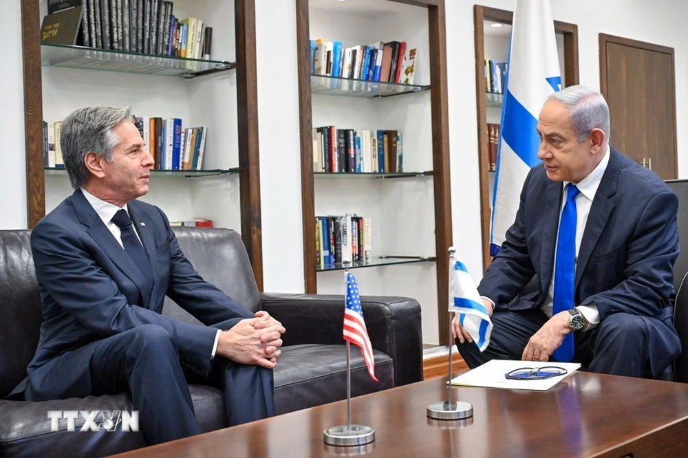 Thủ tướng Israel Benjamin Netanyahu (phải) trong cuộc gặp Ngoại trưởng Mỹ Antony Blinken tại Tel Aviv, ngày 9/1/2024. (Ảnh: THX/TTXVN)