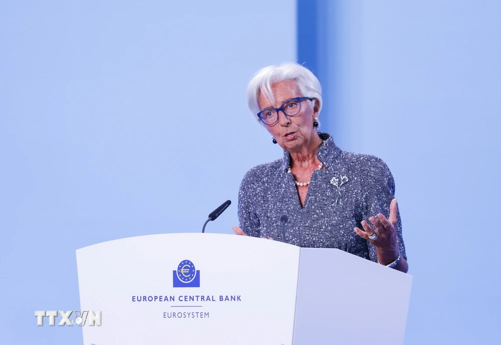 Chủ tịch ECB Christine Lagarde phát biểu tại cuộc họp báo ở Frankfurt, Đức. (Ảnh: THX/TTXVN)