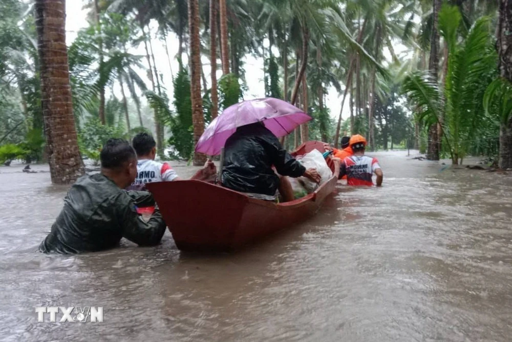 Lực lượng cứu hộ sơ tán người dân khỏi vùng ngập lụt sau những trận mưa lớn do ảnh hưởng của bão Trami tại tỉnh Albay, Philippines, ngày 22/10/2024. (Ảnh: THX/TTXVN)