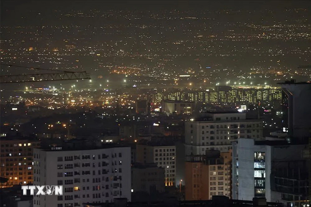 Quang cảnh thủ đô Tehran, Iran rạng sáng 26/10/2024 sau một loạt tiếng nổ lớn. (Ảnh: REUTERS/TTXVN)