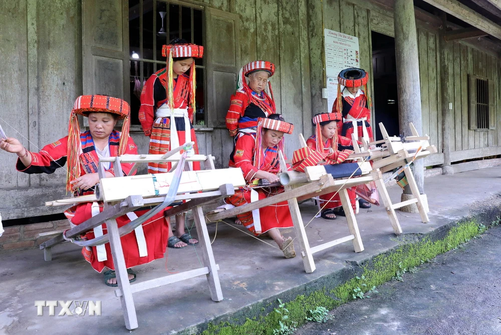 Đồng bào dân tộc Pà Thẻn, thôn Thượng Minh, xã Hồng Quang (Lâm Bình, Tuyên Quang) thêu, dệt thổ cẩm. (Ảnh: Hoàng Hải/TTXVN)