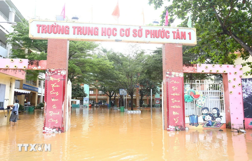 Trường Trung học cơ sở Phước Tân 1 (phường Phước Tân, thành phố Biên Hòa, tỉnh Đồng Nai) ngập cao gần 1m, hơn 2.600 học sinh phải nghỉ học. (Ảnh: Lê Xuân/TTXVN)