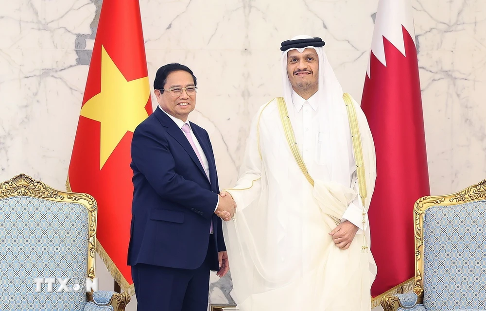 Thủ tướng Phạm Minh Ch&iacute;nh hội đ&agrave;m với Thủ tướng Nh&agrave; nước Qatar Sheikh Mohammed bin Abdulrahman bin Jasim Al-Thani. (Ảnh: Dương Giang/TTXVN)