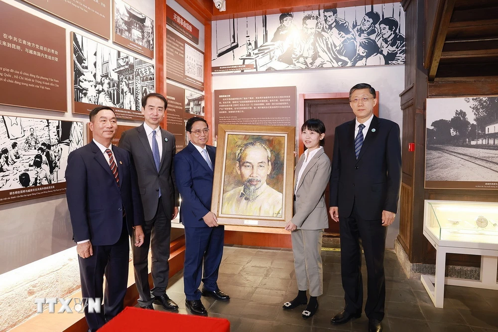 Thủ tướng Phạm Minh Chính trao chân dung Bác Hồ tặng Khu di tích nơi ở của Chủ tịch Hồ Chí Minh tại số nhà 91 phố Nam Hoa Sơn, quận Ngũ Hoa, thành phố Côn Minh. (Ảnh: Dương Giang/TTXVN)