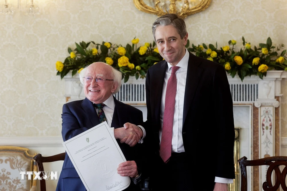 Tổng thống Ireland Michael D. Higgins (trái) và Thủ tướng Simon Harris tại Dublin, ngày 9/4/2024. (Ảnh: AFP/TTXVN)